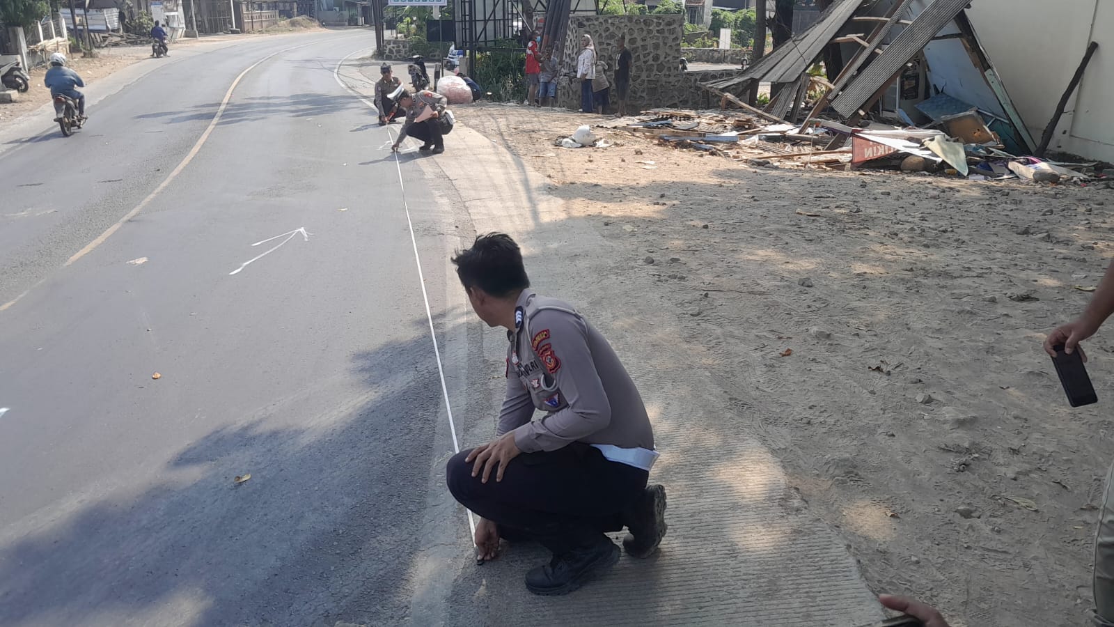 Polresta Cirebon Olah TKP Kecelakaan Truk Tronton di Tanjakan Ciperna, Sopir Ngaku Kehilangan Kendali