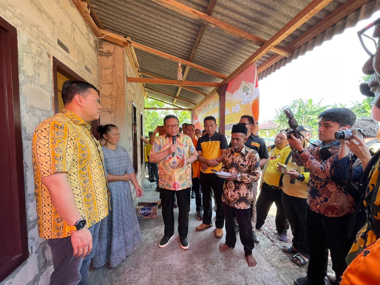 Program Kosgoro 1957, Agung Laksono dan Dave Resmikan Rumah Layak Huni di Cirebon dan Indramayu 