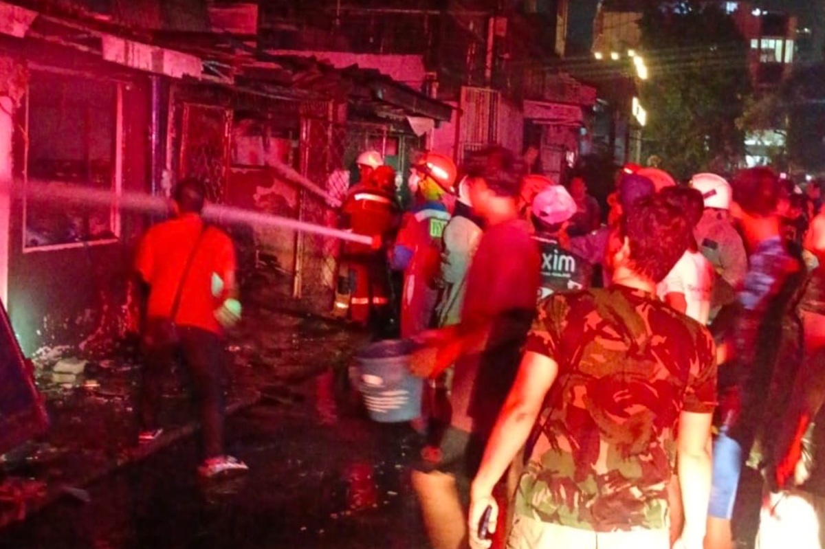 Tragis! Korsleting Mobil Listrik Sedang Dicas Picu Kebakaran Hebat, Satu Keluarga Tewas