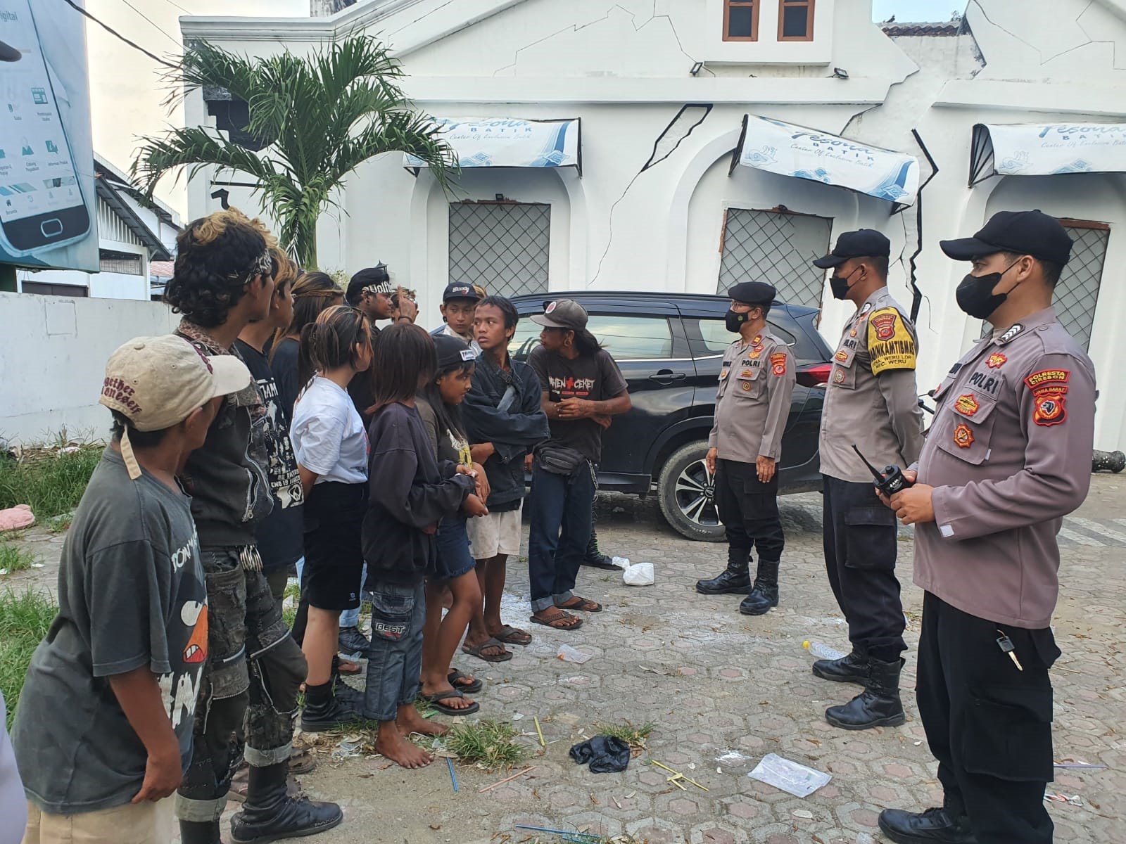Polisi Bubarkan Anak Punk di Lamer Weru, Bergerombol dan Minta-minta 