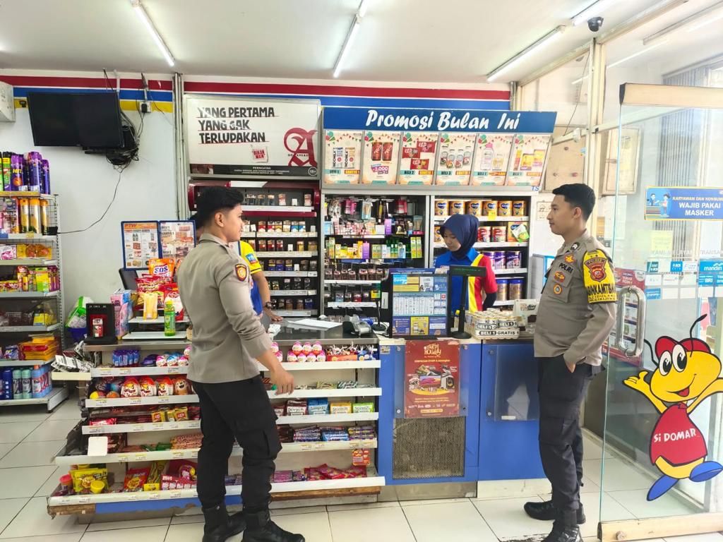 Polisi Blusukan, Himbau Terjadinya Kriminalitas, Bhabinkamtibmas Sambangi Minimarket Di Desa Binaannya