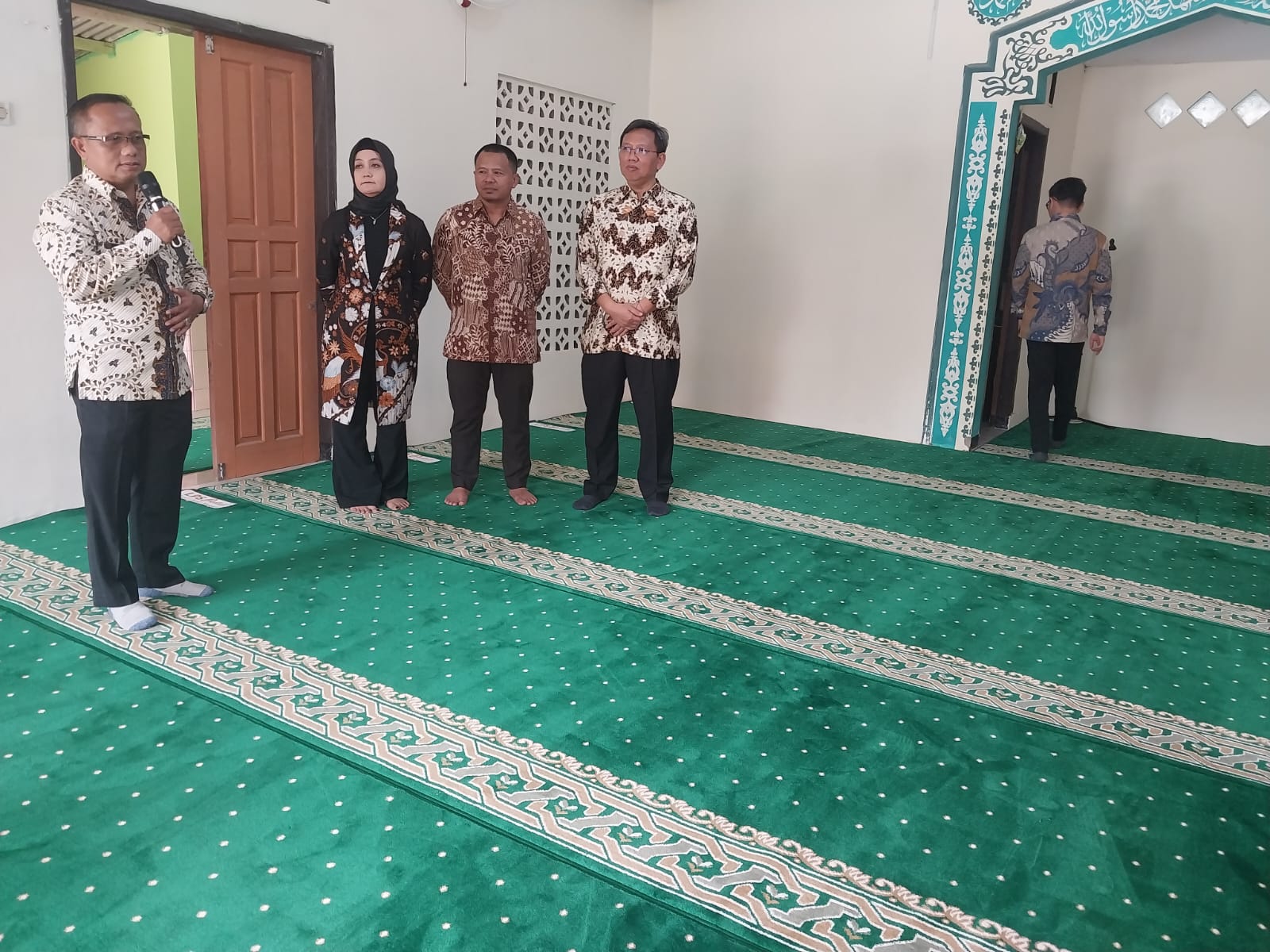 LPS Beri Bantuan Sarana Ibadah ke SMP Negeri 2 Suranenggala, Dukung Kenyamanan Siswa Beribadah