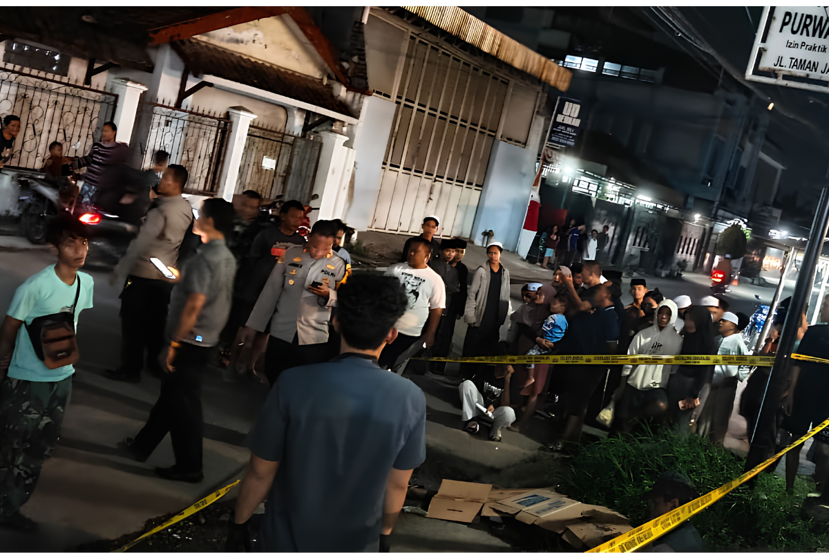 Geger! Warga Berkerumun di Depan Perumahan Taman Jagasatru Cirebon