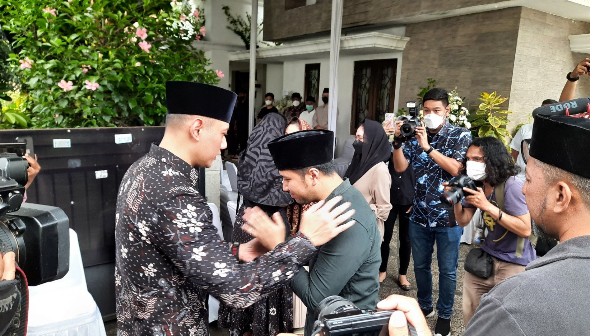 AHY bersama Annisa Pohan Sambut Jenazah Hermanto Dardak