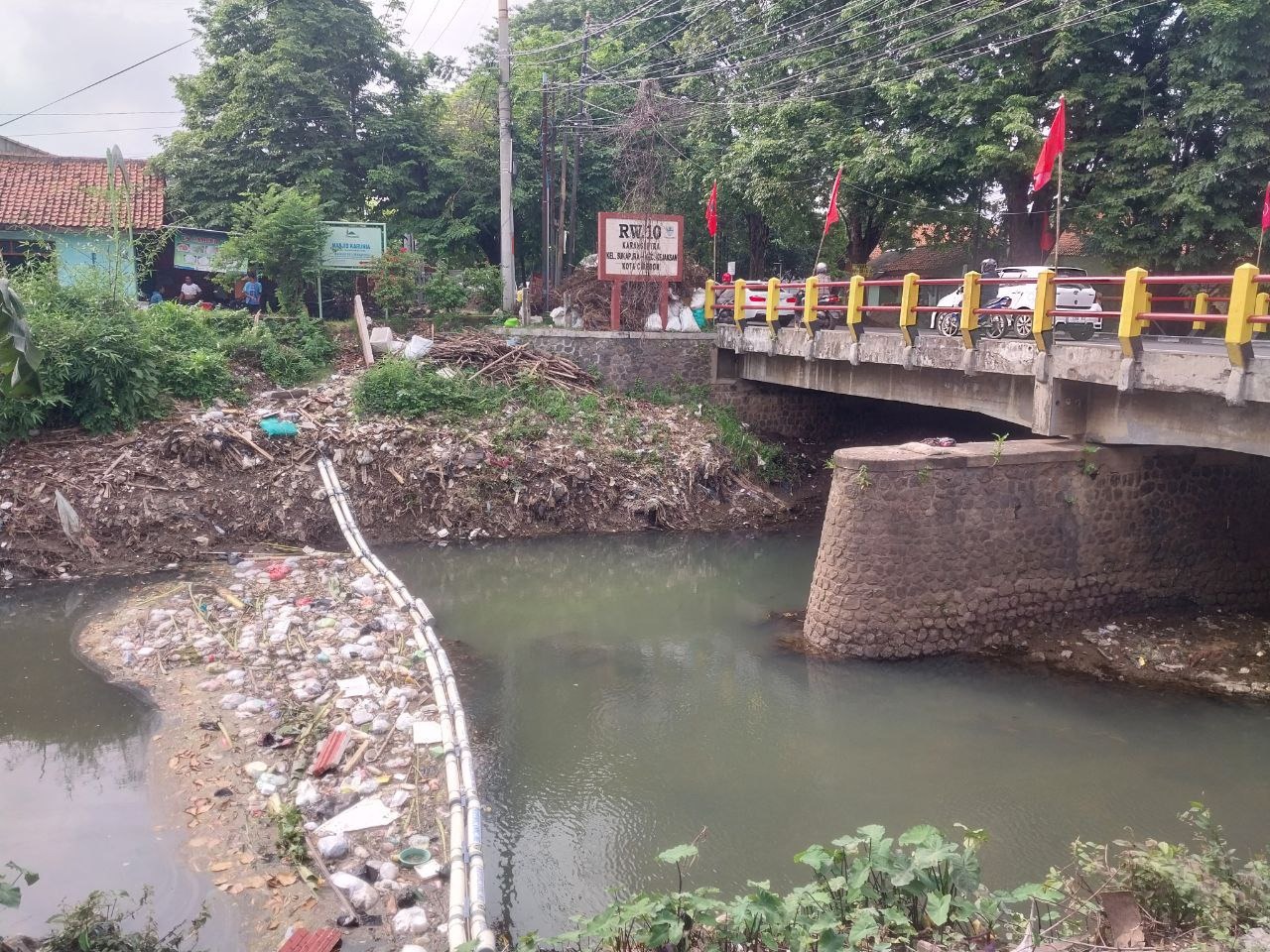 Cegah Pencemaran Laut, Pemkot Cirebon Intensifkan Pemasangan Barrier Sampah
