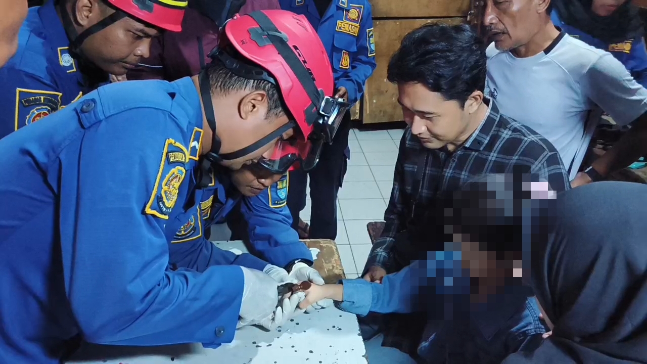 Aksi Sigap Damkar Cirebon Lepaskan Tutup Mainan di Jari Seorang Anak