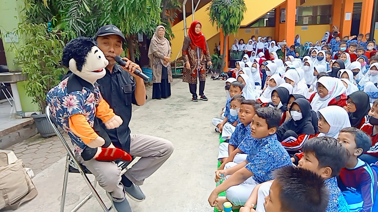 Jurnalis  Online Cirebon Kampanyekan Stop Bullying dengan Mendongeng di Sekolah Dasar