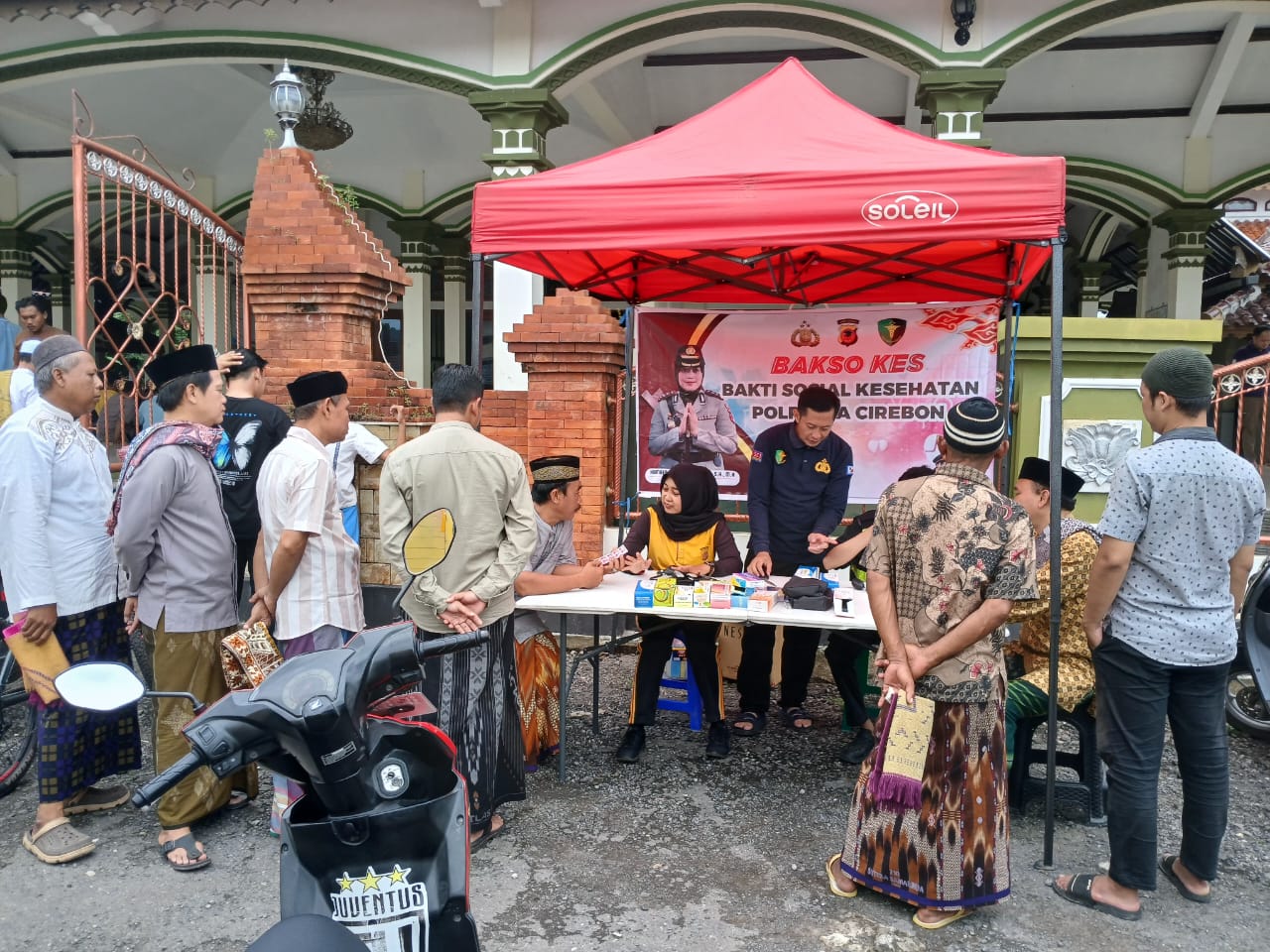 Polresta Cirebon Gelar Bakso Kes di Masjid Jami Al Hidayah