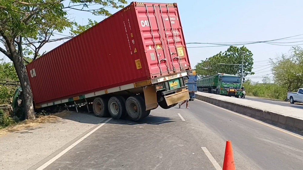 Truk Kontainer Terperosok di Pangenan, Separuh Jalur Pantura Cirebon Terhalang