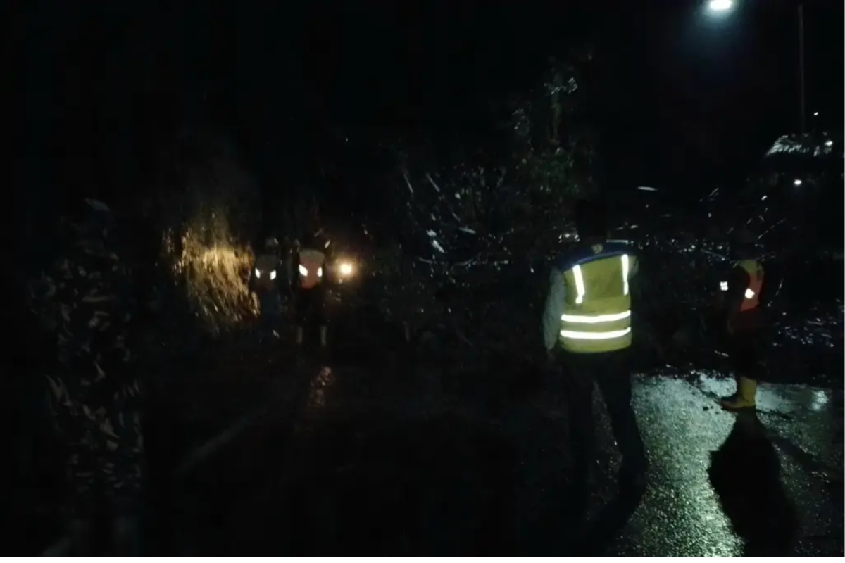 Longsor Cadas Pangeran: 30 Motor dan Belasan Mobil Terjebak, Petugas Buat Celah Evakuasi