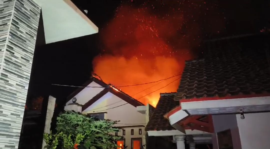 Ditinggal oleh Pemiliknya, Rumah Lantai Dua di Kuningan Kebakaran