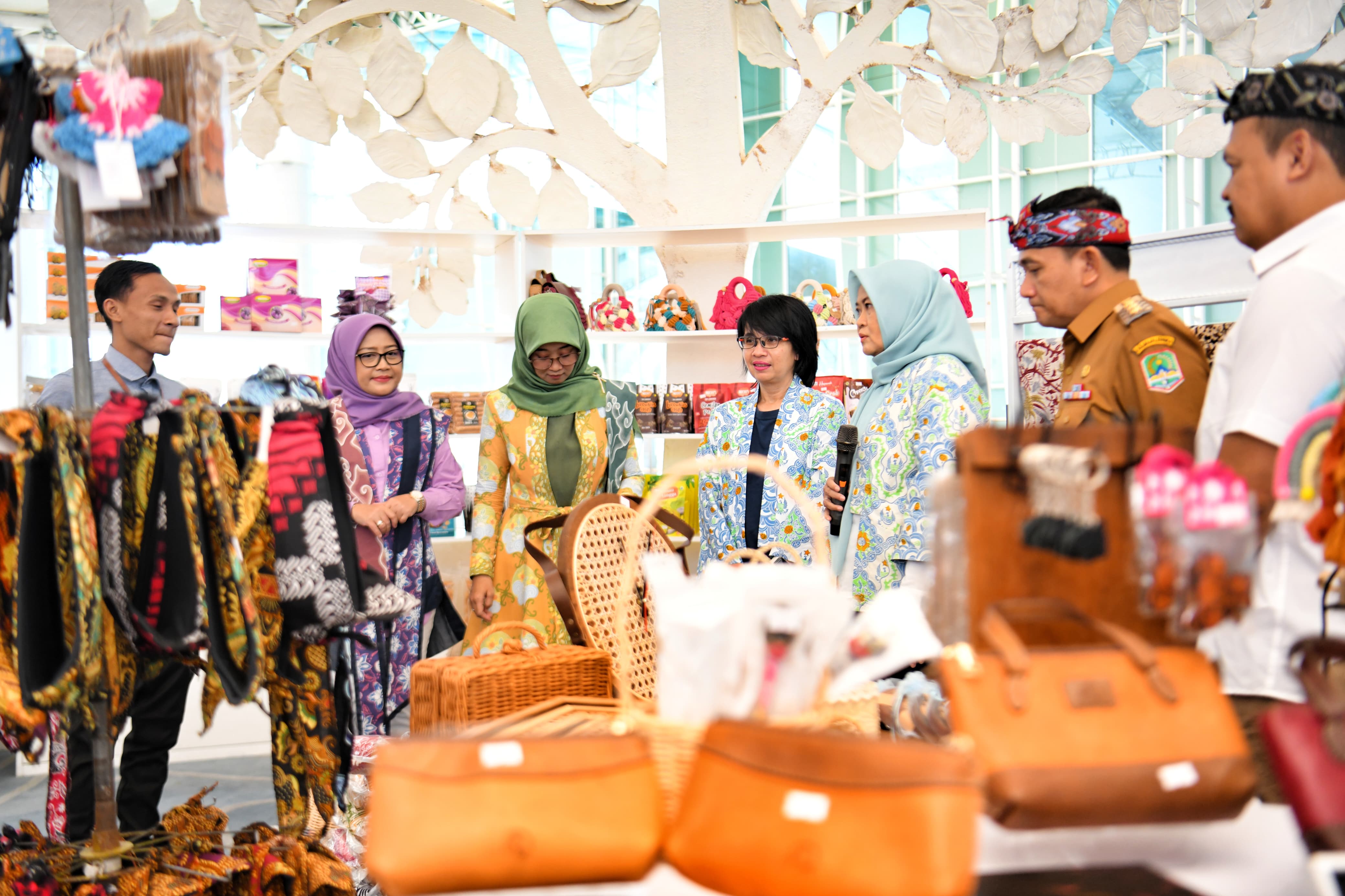 Amanda Soemedi Bey Machmudin Resmikan Kerabat Store di Bandara Kertajati 