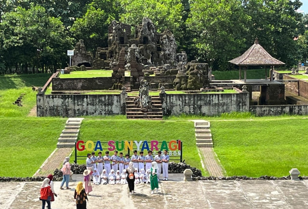 Jumlah Pengunjung Goa Sunyaragi Meningkat saat Libur Natal 2024, Masih di Bawah Tahun Lalu