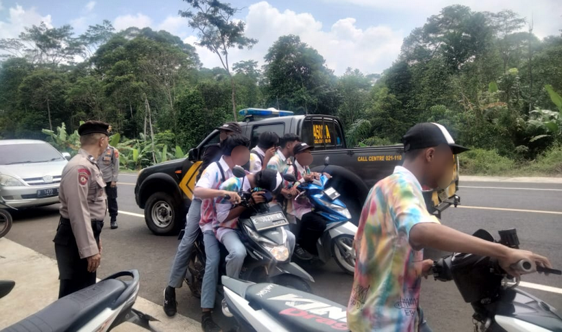 Pelajar SMK dari Lemahabang Cirebon Konvoi ke Jalan Baru Kuningan, Langsung Dihalau Polisi 