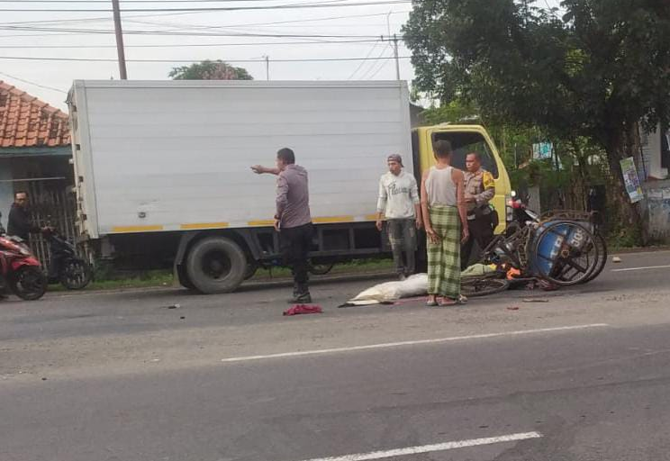 Innalillahi, Kakek Pengayuh Becak Meninggal Ditabrak Motor di Jalur Pantura Cirebon Timur 