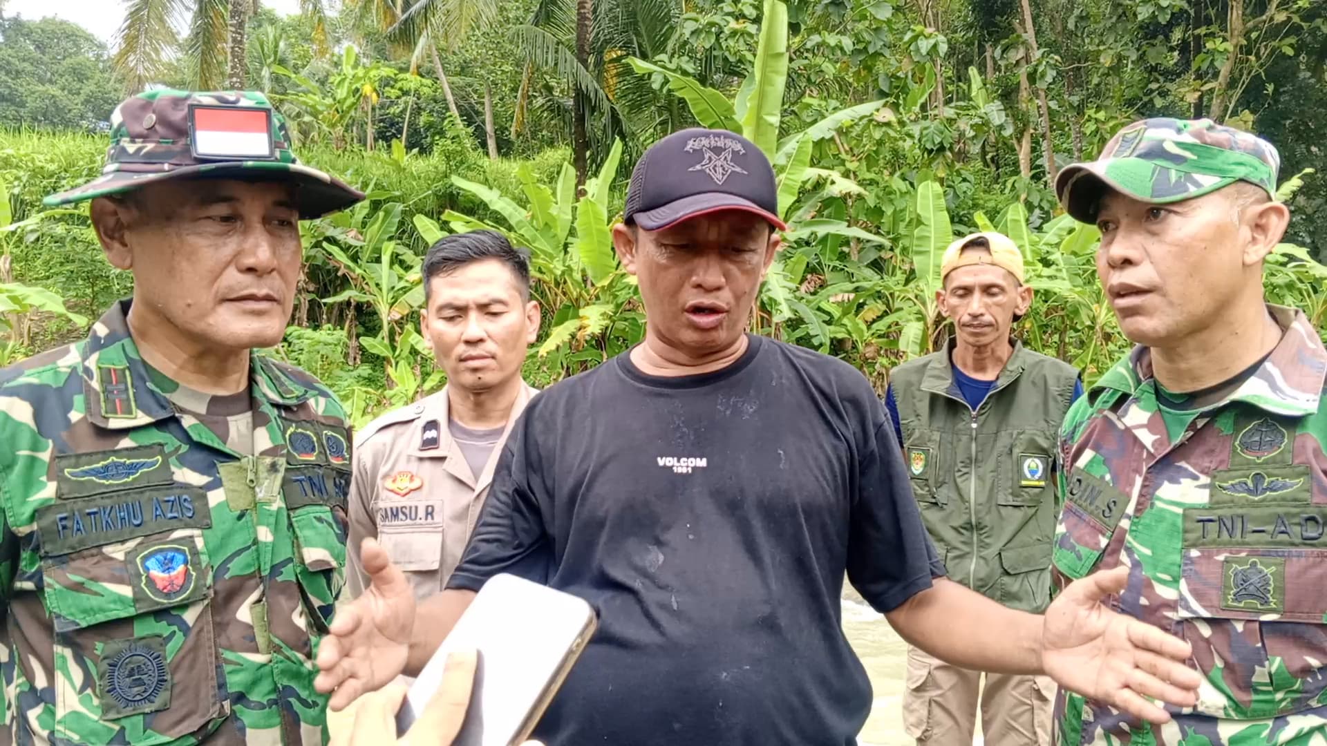 Tak Ada Jembatan Antara Desa Cipedes dan Cipakem Kuningan, Menerjang Sungai Jadi Rutinitas