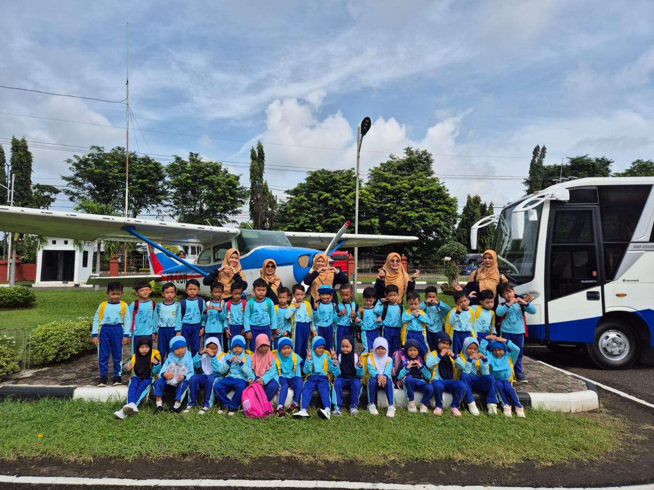 Siswa TK Tunas Karya Belajar ke Bandara