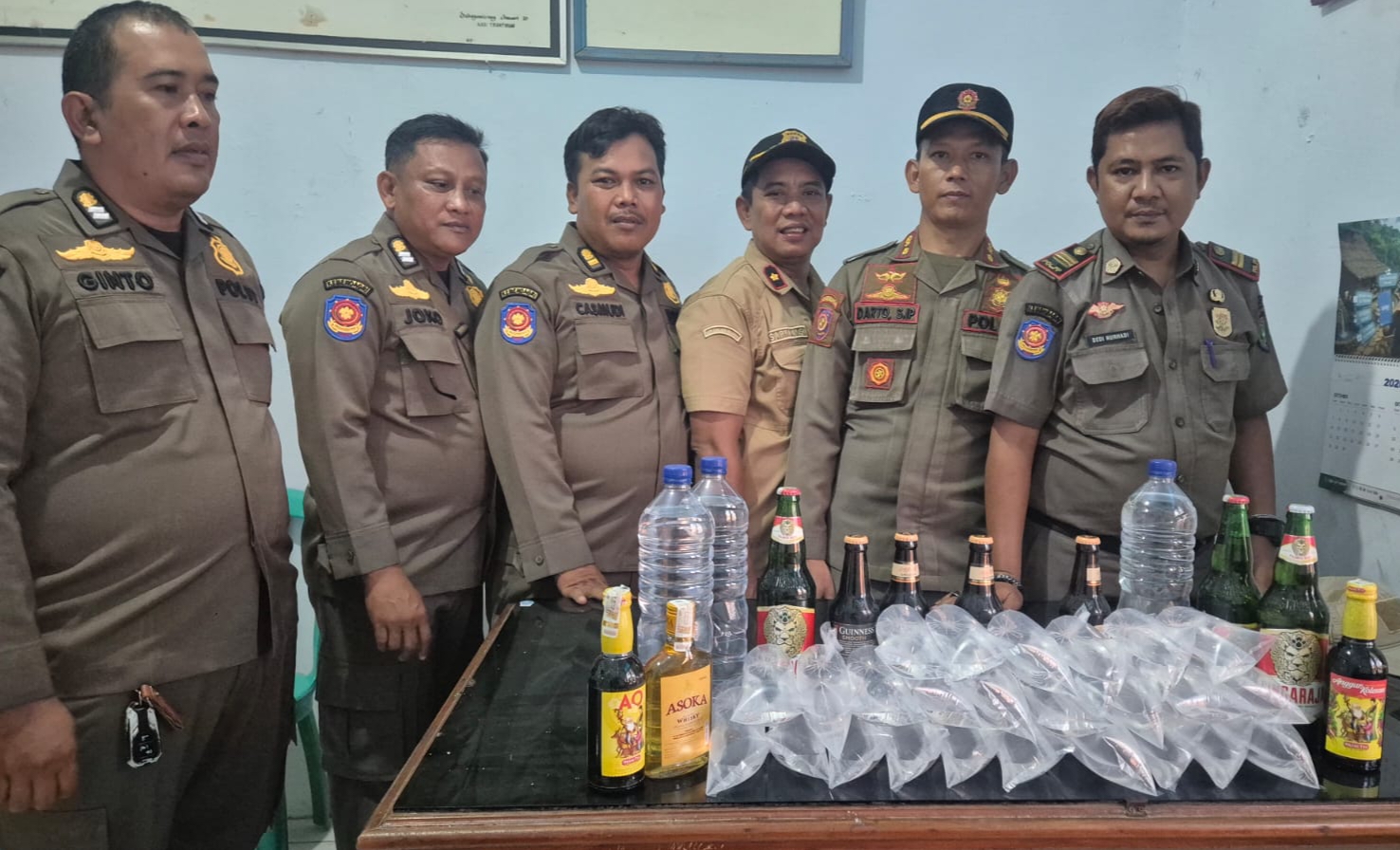 Razia Dua Hari, Pemcam Sukagumiwang Bersama PPNS Sita 50 Botol Mihol