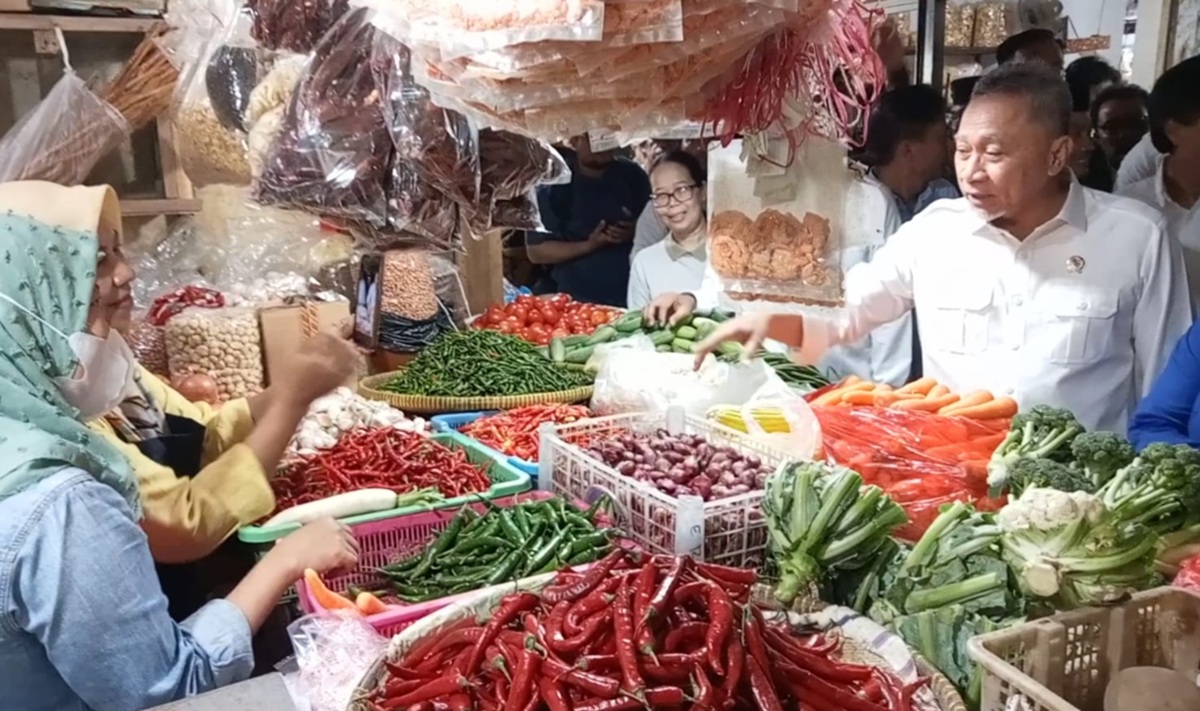 Blusukan ke Pasar Jagasatru Cirebon, Zulhas Bagikan Beras Gratis dan Ungkap Harga Cabai Turun!