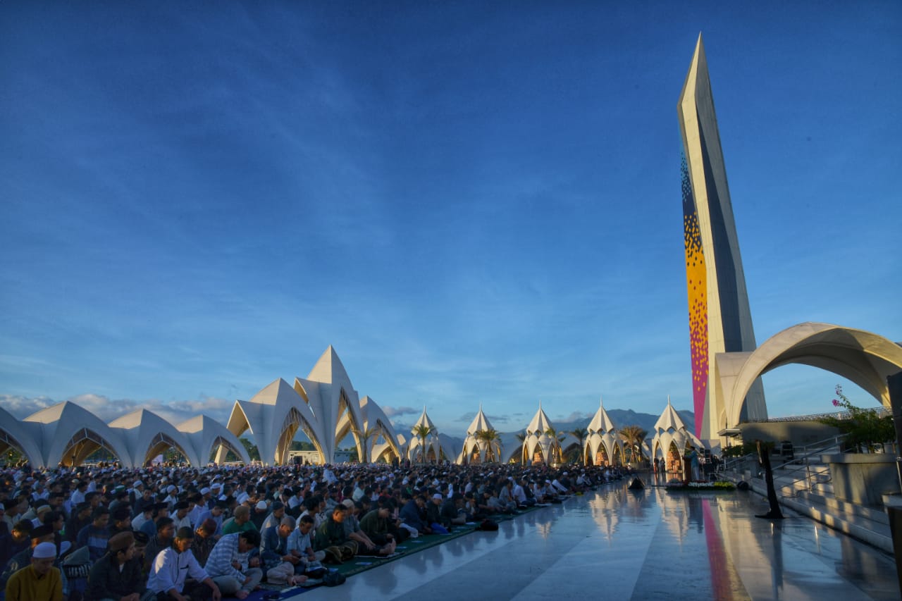 Sholat Idul Adha, Ridwan Kamil Membaur Bersama Warga di Masjid Al Jabbar 