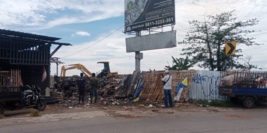 Pemdes Mertapada Wetan Bersihkan Sampah Dekat Terowongan KA, TPS Ditutup Permanen