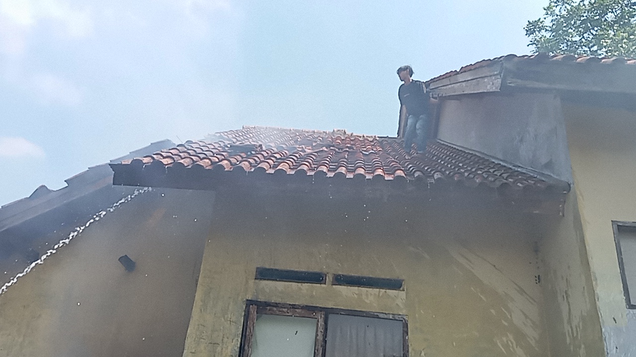 Bakar Sampah Ditinggal Makan, Rumah Warga Kuningan Nyaris Ludes Terbakar