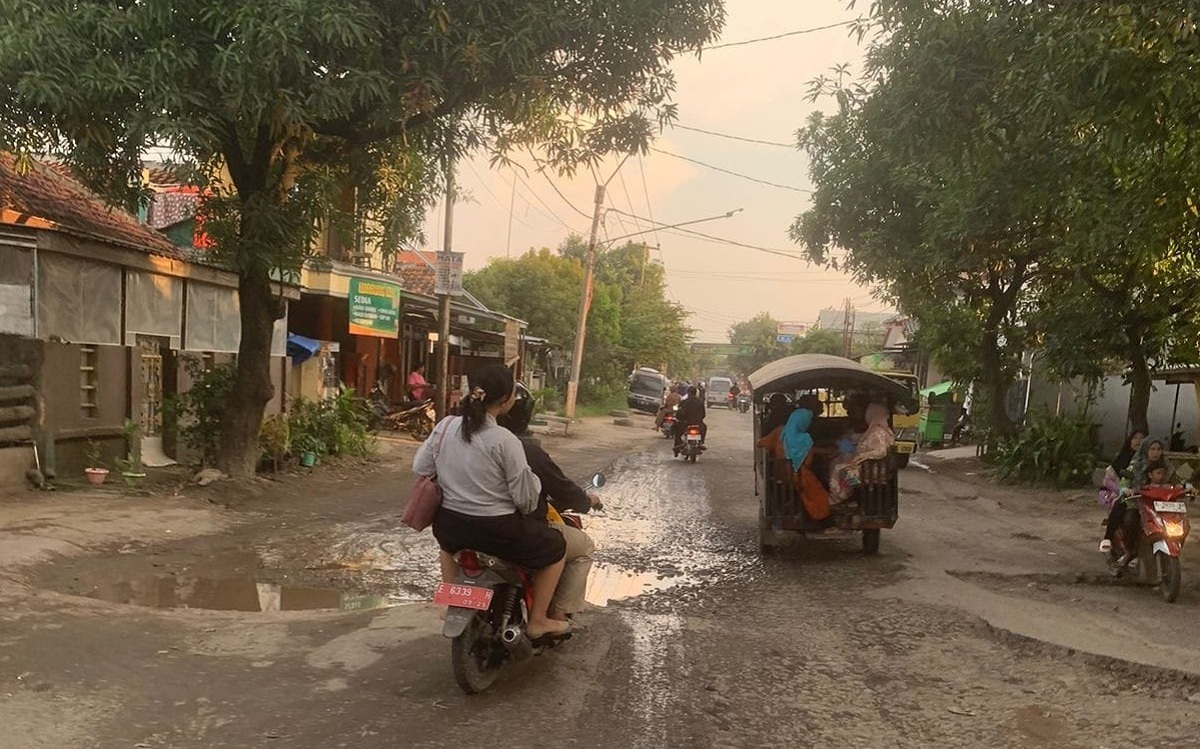 Jalan Rusak Cirebon Timur Makin Parah, di Ruas Jalan Ini Pengendara Motor Sering Terjatuh