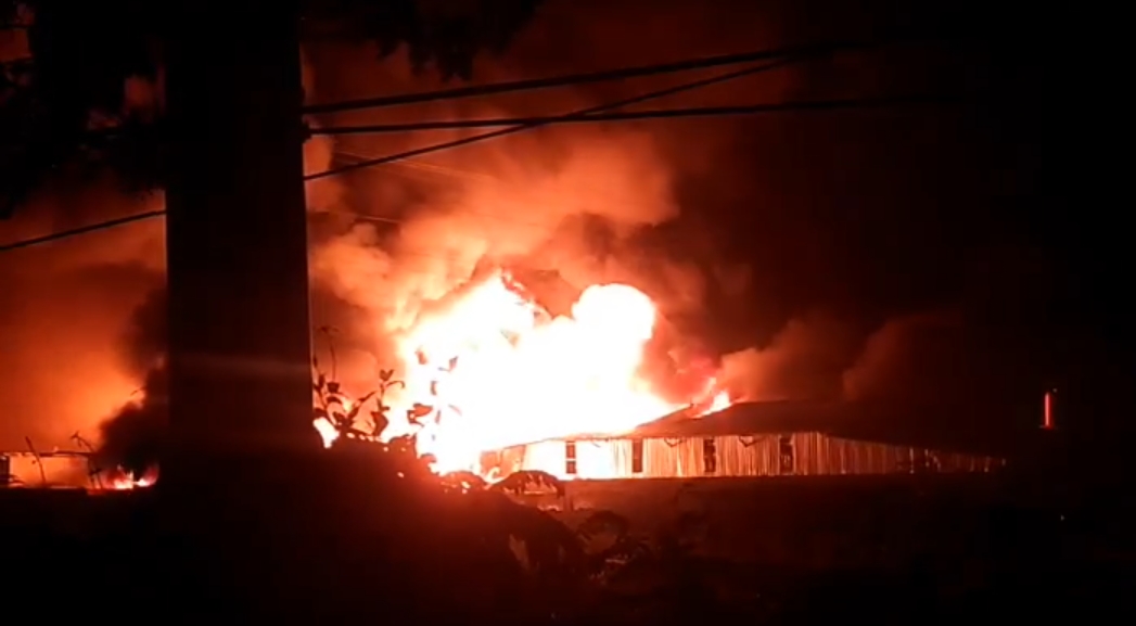 BREAKING NEWS! Pabrik Busa dan Tiner di Arjawinangun Kebakaran