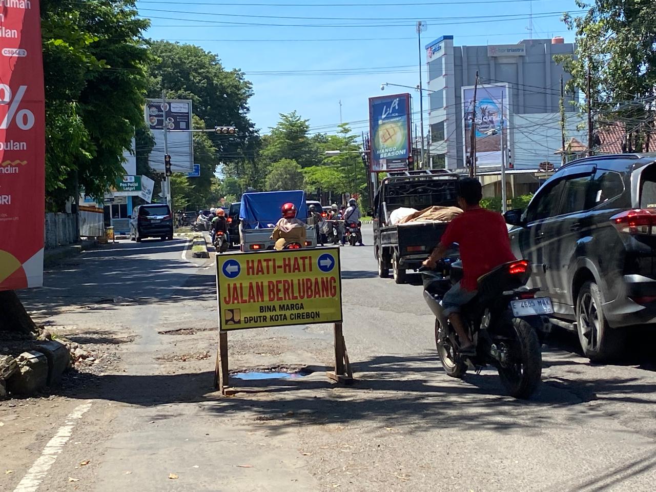 Jalan Berlubang Tak Kunjung Ditambal 