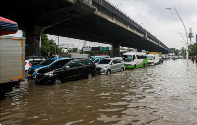 Jangan Nekat Bawa Mobil Menerjang Banjir, Jika Tidak Ingin Jadi Seperti Ini