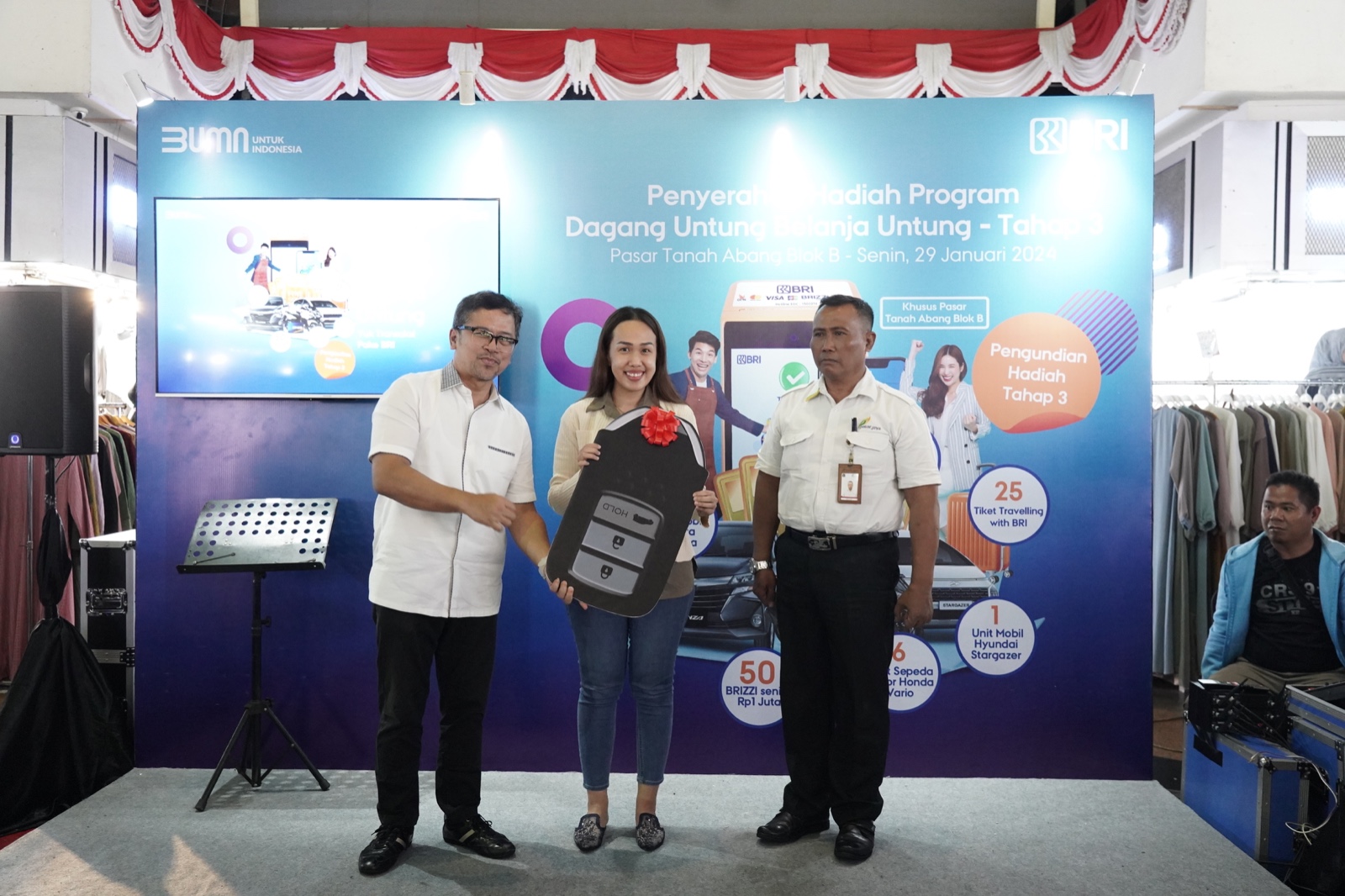 Dorong Peningkatan Omset Penjualan UMKM, BRI Bagikan Hadiah Undian Promo di Pasar Tanah Abang