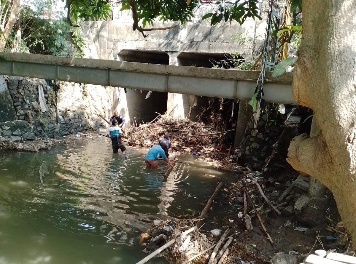 Antisipasi Banjir, Bersihkan Sampah Dibawah Jembatan 