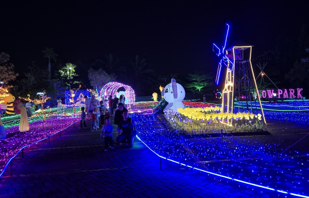 Glowpark Indonesia Suguhkan Taman Cahaya Spektakuler di CSB Mall