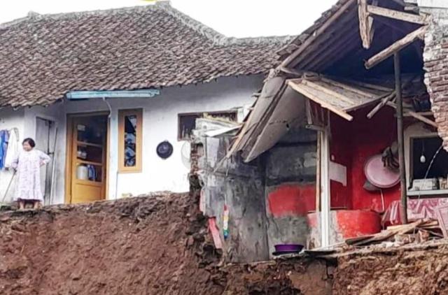 Hujan Deras Picu Longsor di Cigugur Kuningan, Dapur Rumah Warga Ambruk