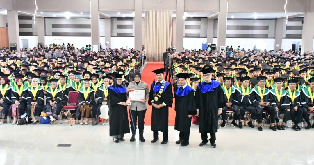 Hadiri Wisuda UMC, Kapolresta Cirebon Diganjar Penghargaan Tokoh Teladan Peduli Generasi Muda