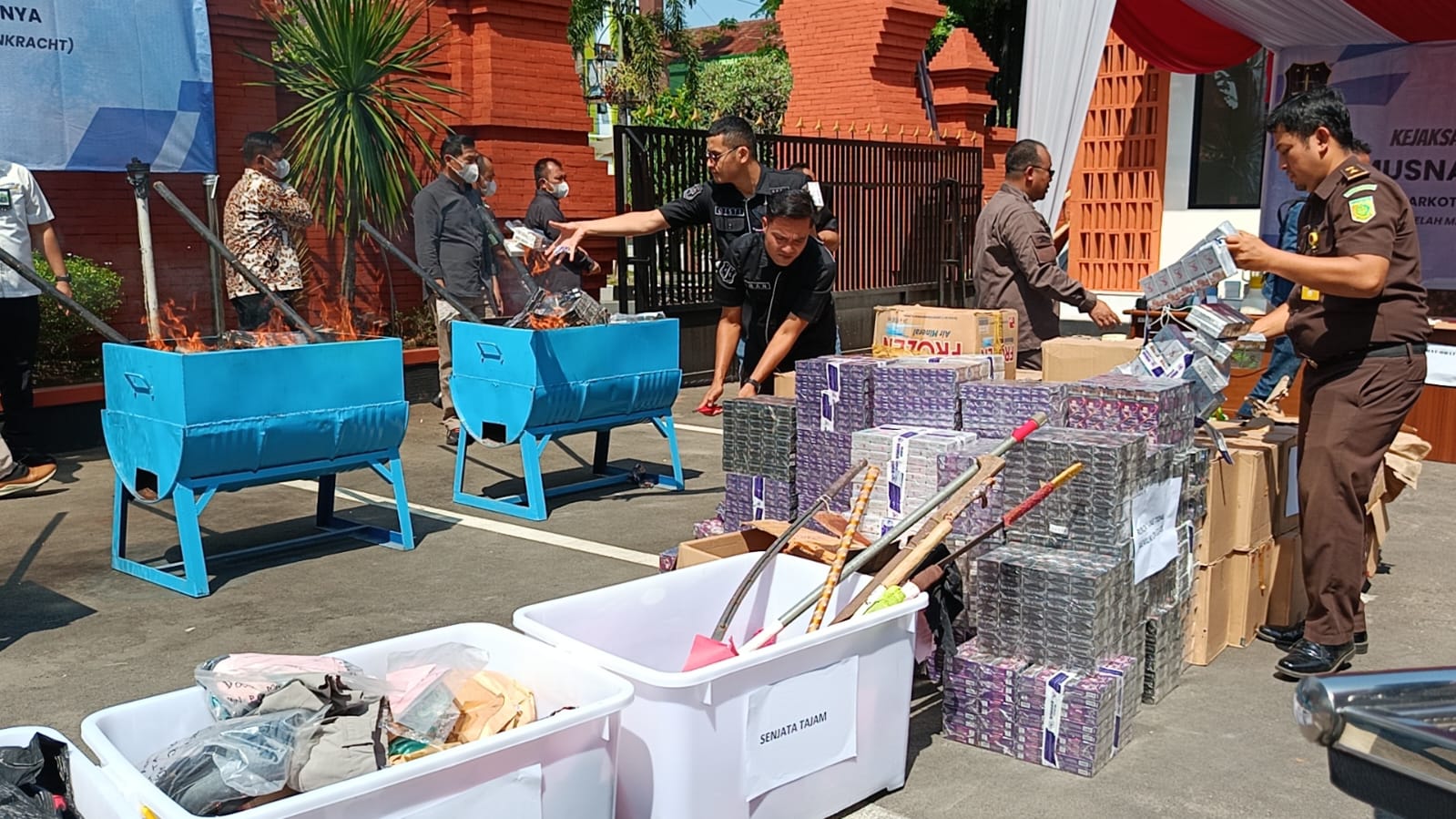 Cegah Penyalahgunaan Barang Siataan, Kejari Kabupaten Cirebon Musnahkan Ratusan BB Hasil Kejahatan