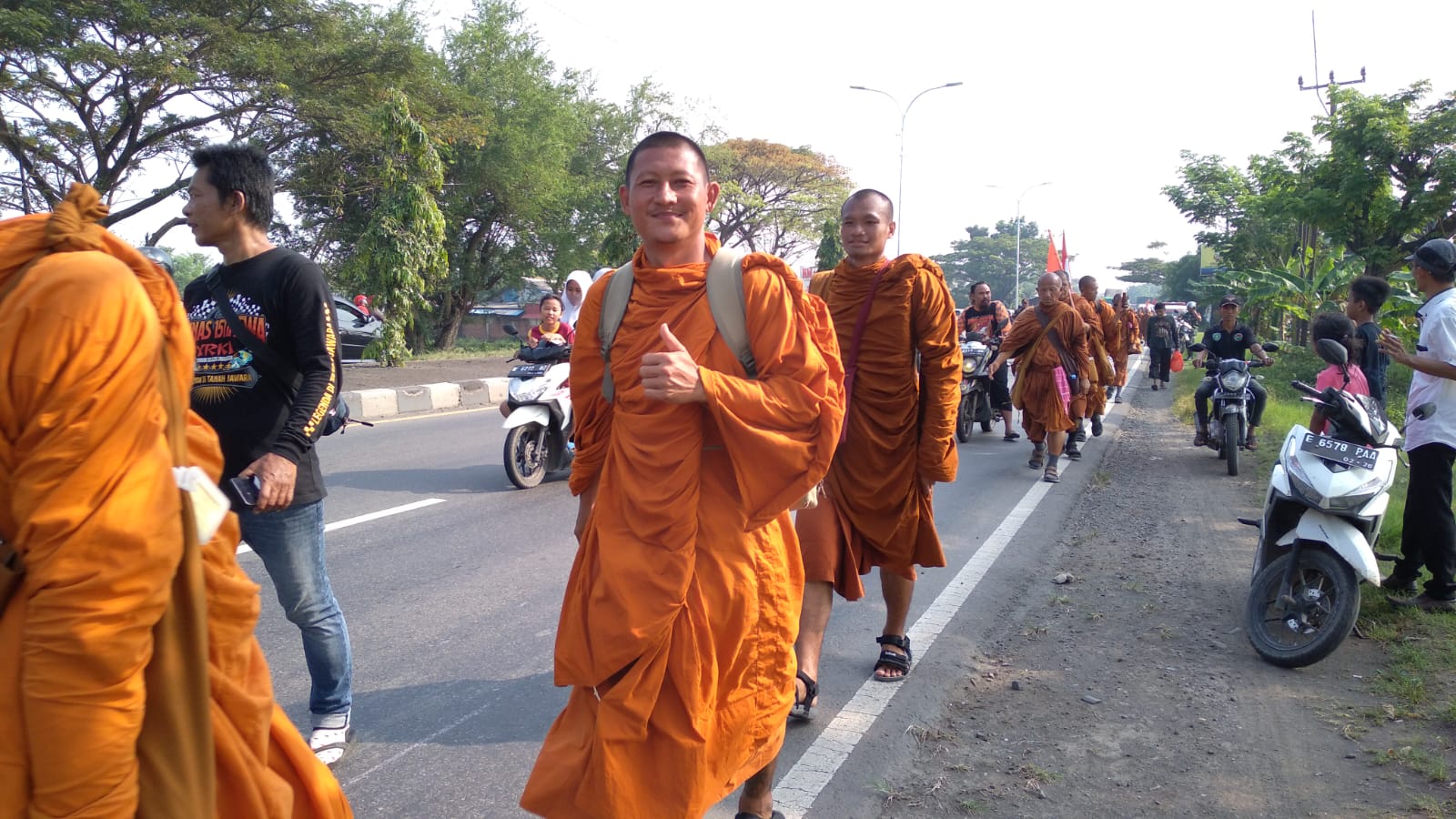 Melintas di Kabupaten Cirebon, 32 Bhiksu Istirahat di Mako Brimob Winong