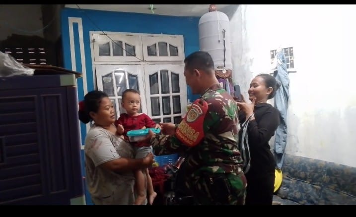 Babinsa Kelurahan Sunyaragi Turun Gunung, Dampingi Puskesmas Salurkan PMT