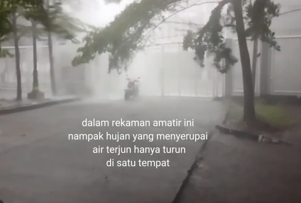 Fakta Hujan Mirip Air Terjun di Bekasi: Air Tumpah Dari Talang Stadion Wibawa Mukti