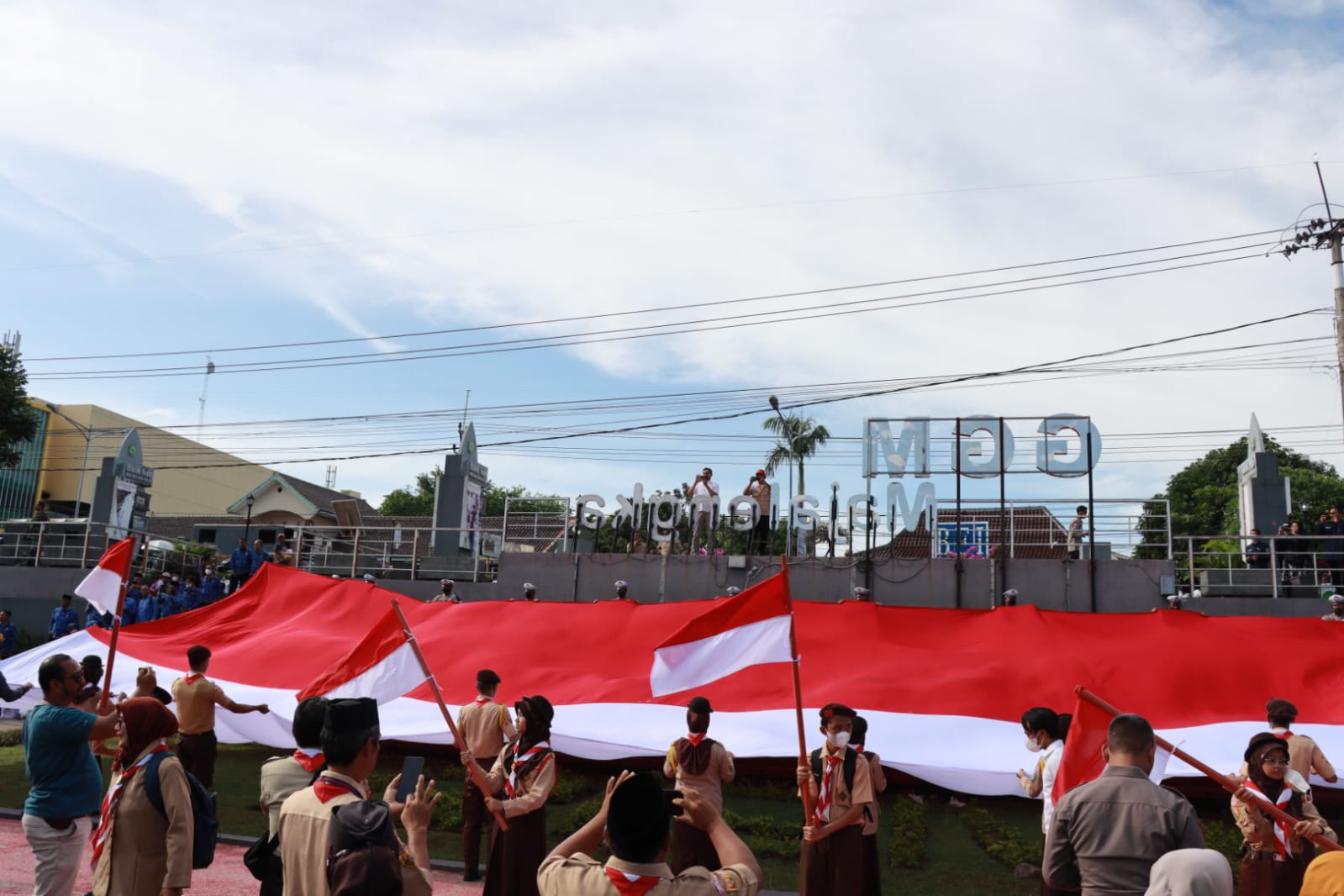 Peringati Hari Sumpah Pemuda Ke-94, Polisi dan Pelajar di Majalengka Bentangkan Bendera Merah Putih Raksasa 