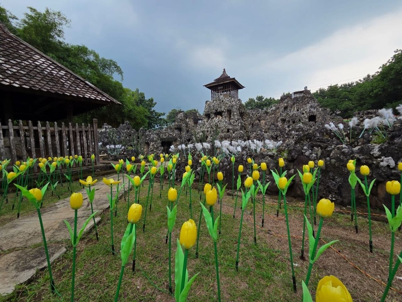 Wisata Malam 'Lumi Land' Hadir di Goa Sunyaragi, Jam Operasional Diperpanjang Saat Libur Lebaran