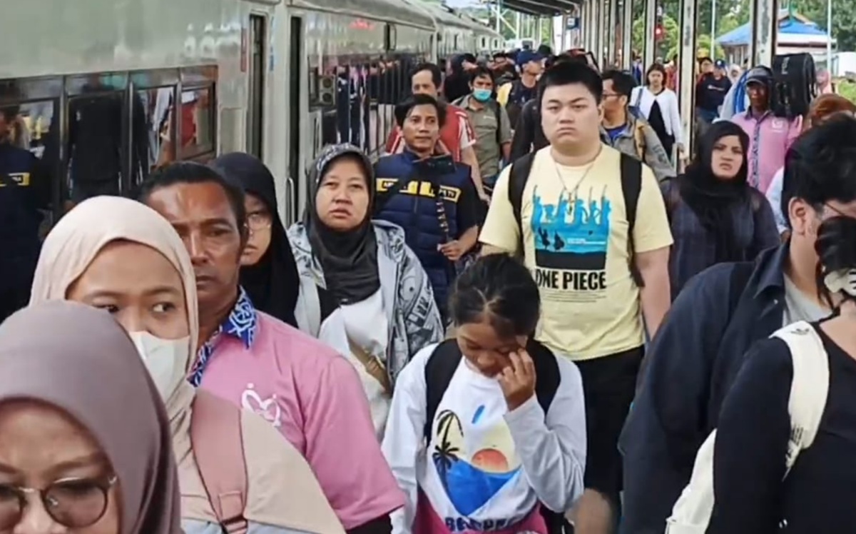 Ledakan Penumpang Kereta di Stasiun Cirebon, KA Cakrabuana Paling Padat