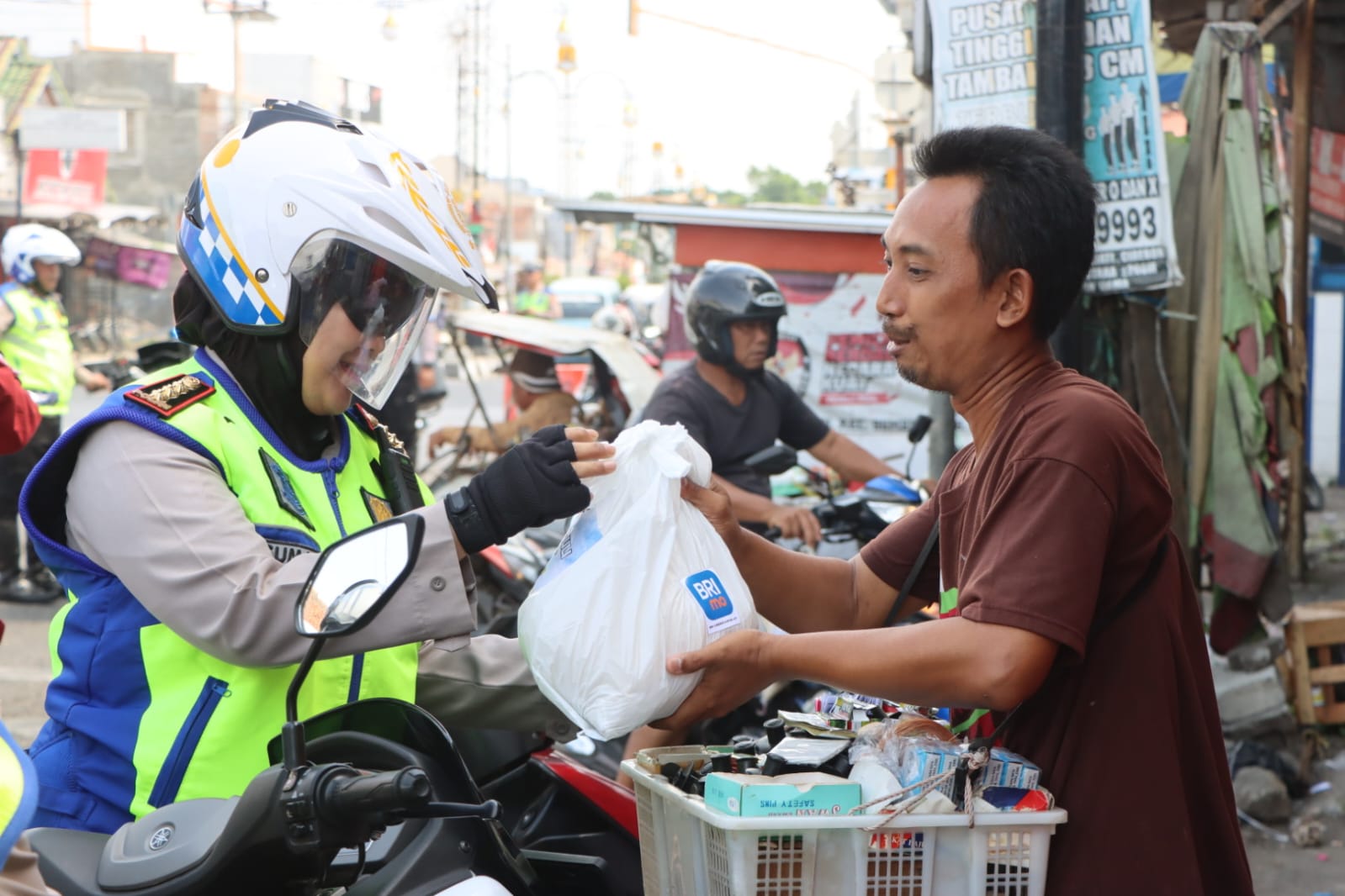 Edukasi Masyarakat, Polresta Cirebon Gelar Patroli Zebra Lodaya 2024 dan Bagikan Baksos