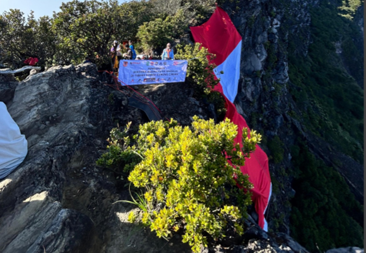 Momen Bendera Merah Putih Raksasa Berhasil Dibentagkan di Puncak Gunung Ciremai