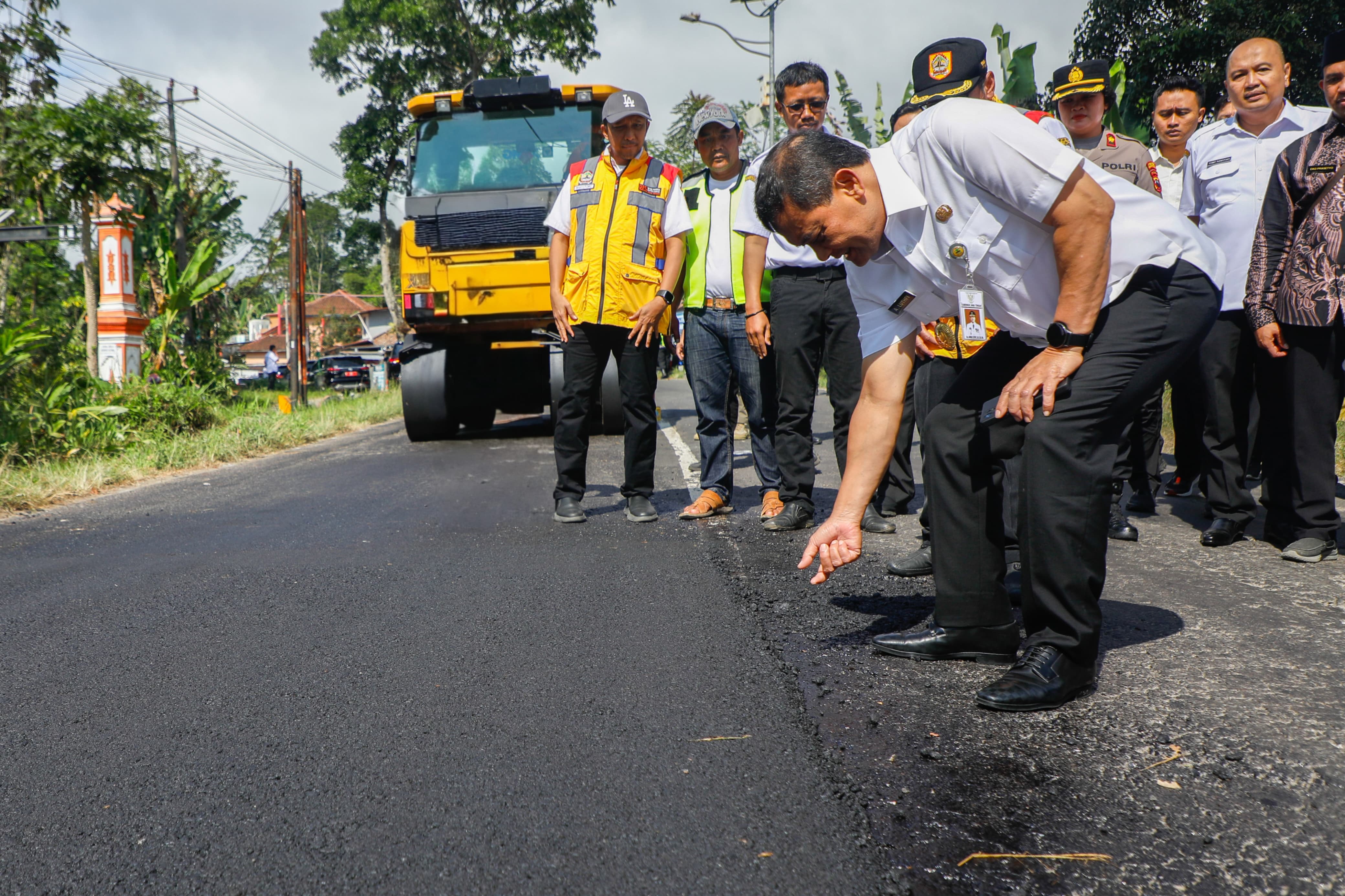 Sempat Dikeluhkan Warga, Jalan Parakan - Patean Mulai Diperbaiki