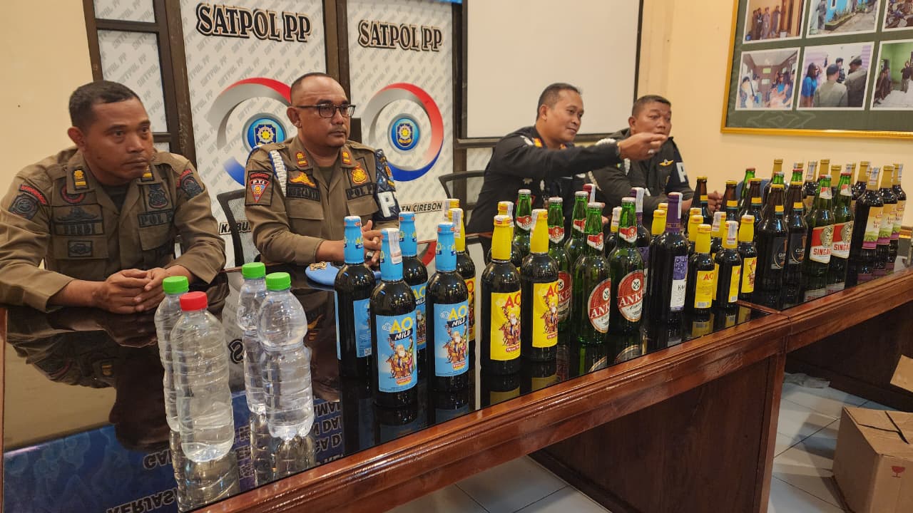 Satpol PP Kabupaten Cirebon Sita Ratusan Botol Miras Ilegal Jelang Natal dan Tahun Baru