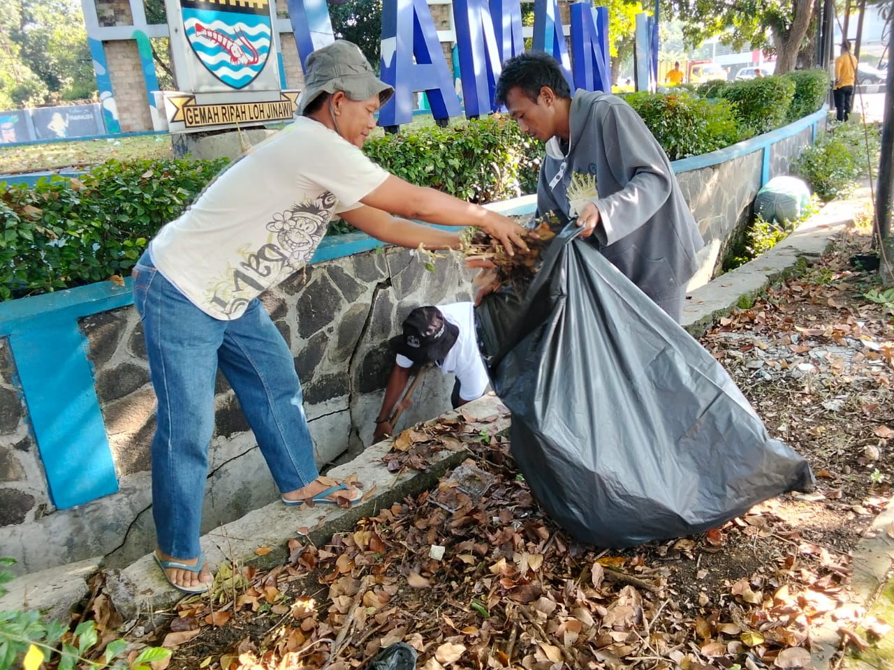 Jelang Musrebang Tingkat Jabar, Taman Krucuk Kota Cirebon Dibersihkan 