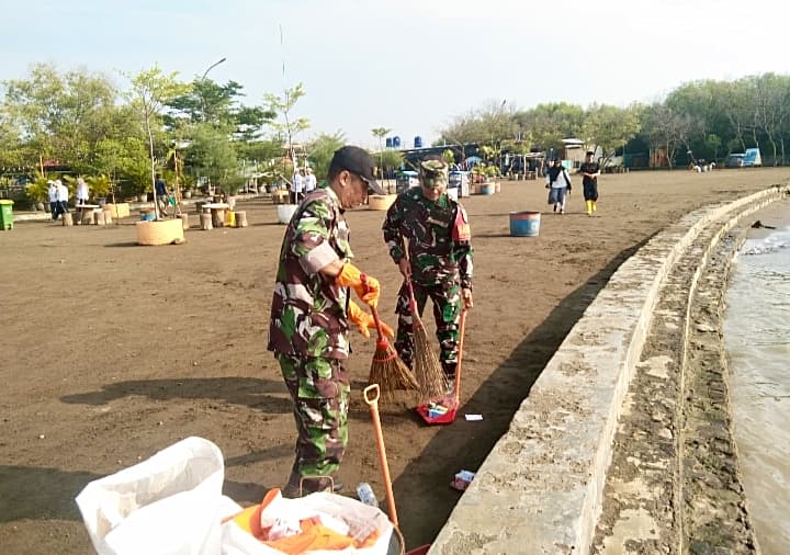Wujudkan Lingkungan Bersih dan Sehat, Danramil 1403/Lemahwungkuk Ikut Bersih-Bersih Pantai