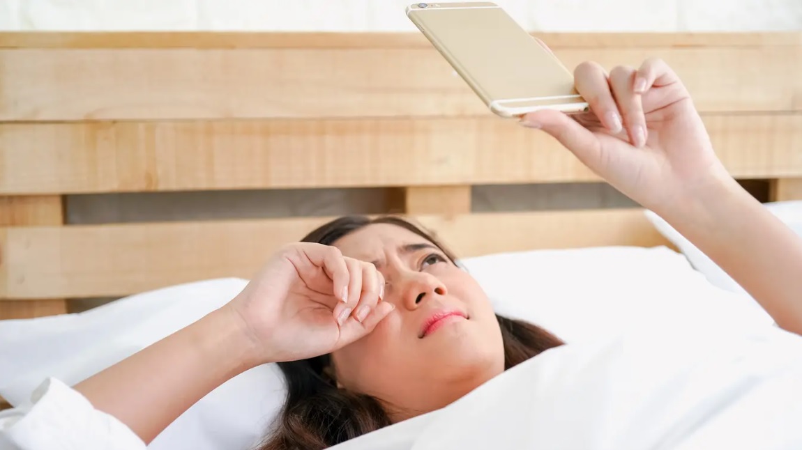 4 Bahaya Kebiasaan Membuka Handphone Usai Bangun Tidur Pagi Hari