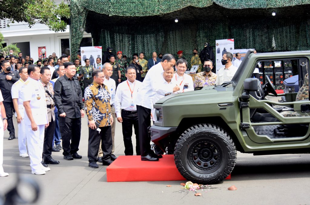 Perkuat Alutsista TNI, Jokowi Resmikan Ranops Buatan PT Pindad